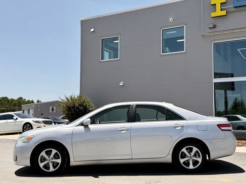 Used 2010 Toyota Camry LE FWD image 11