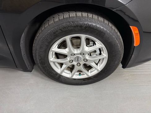 Used 2023 Chrysler Pacifica Touring-L FWD image 10