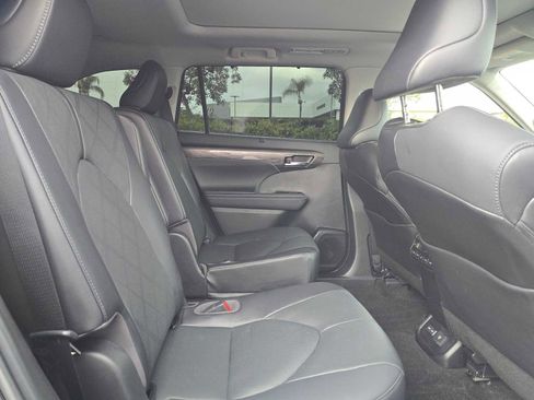Used 2023 Toyota Highlander Platinum image 12
