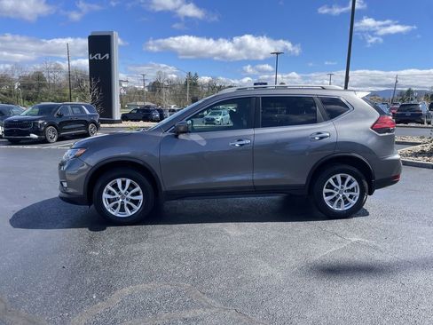 Used 2017 Nissan Rogue SV image 3