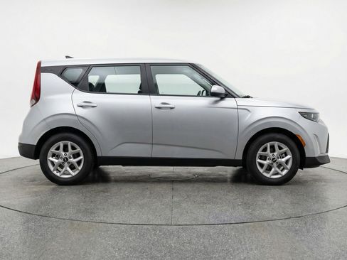 Used 2025 Kia Soul LX w/ LX Technology Package image 9