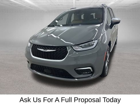 Used 2023 Chrysler Pacifica Pinnacle w/ Trailer Tow Group image 6