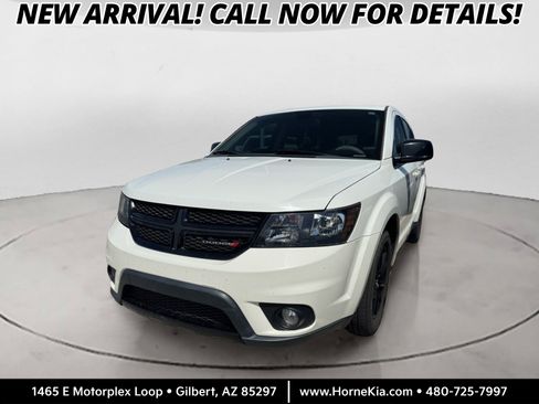 Used 2019 Dodge Journey SE FWD image 1