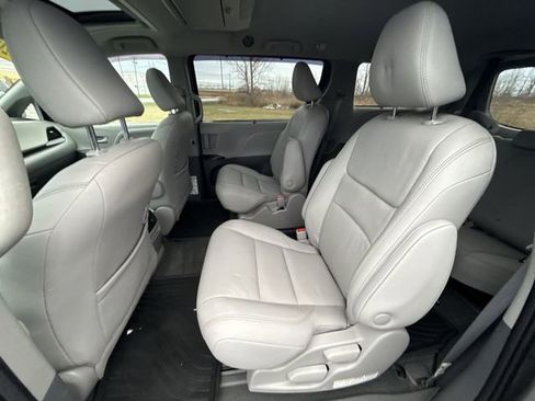 Used 2020 Toyota Sienna XLE Premium image 25