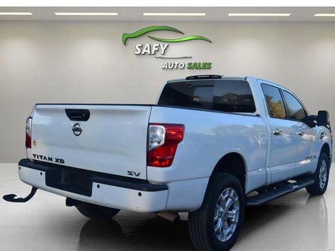 Used 2017 Nissan Titan SV image 5