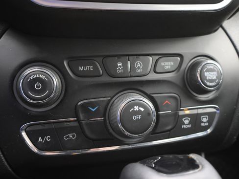 Used 2019 Jeep Cherokee Latitude Plus image 41