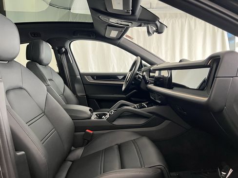 Certified 2025 Porsche Cayenne Coupe image 16