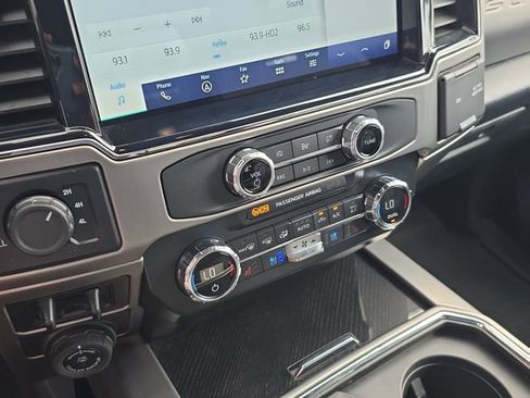 Used 2022 Ford F250 Platinum w/ FX4 Off-Road Package image 28