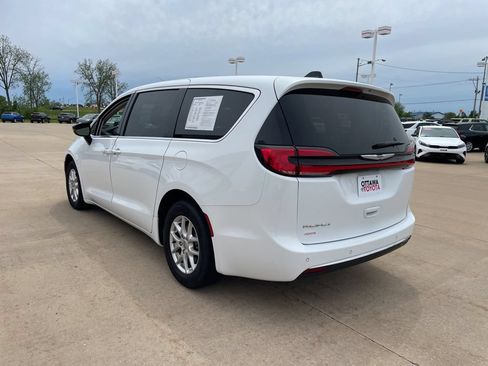 Used 2024 Chrysler Pacifica Touring-L FWD image 7