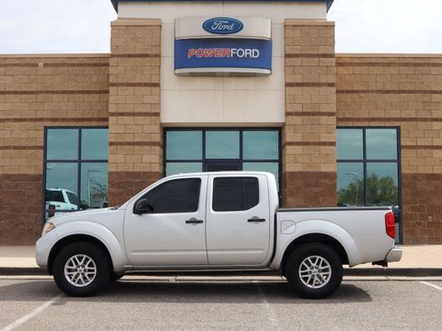 Used 2014 Nissan Frontier SV w/ SV Value Truck Package AWD/4WD image 9