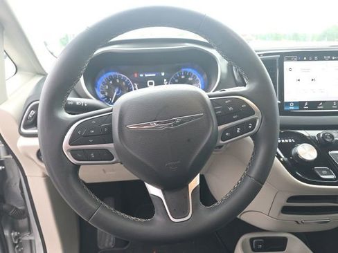 Used 2024 Chrysler Pacifica Touring-L FWD image 13