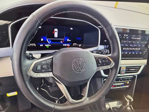 Used 2025 Volkswagen Taos SE FWD image 12