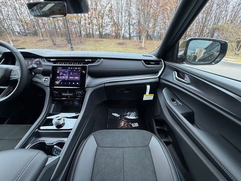 New 2025 Jeep Grand Cherokee L Laredo image 14