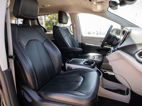 Used 2022 Chrysler Pacifica Touring-L image 16