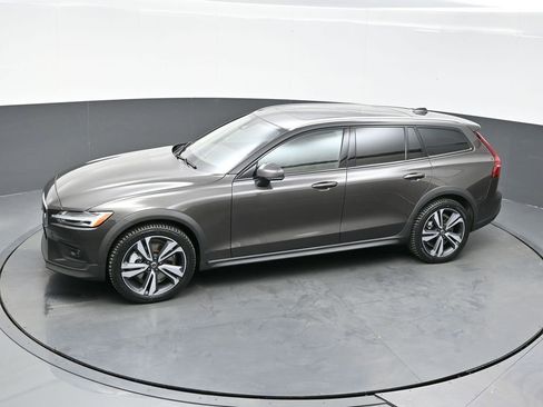 Used 2025 Volvo V60 B5 Cross Country Plus AWD/4WD image 34