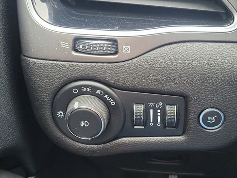 Used 2019 Jeep Cherokee Limited w/ Technology Group image 12