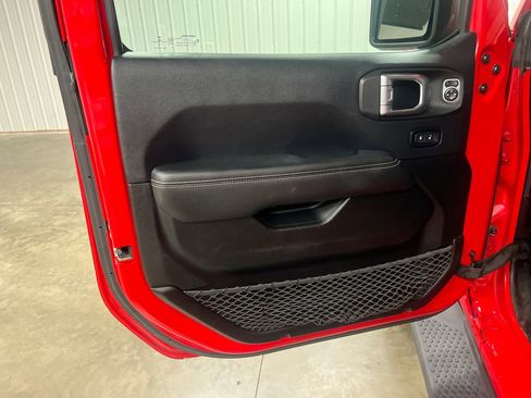 Used 2019 Jeep Wrangler Unlimited Sahara w/ Uconnect 4C Nav & Sound Group AWD/4WD image 14
