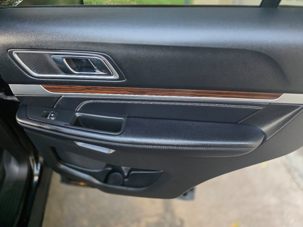 Used 2017 Ford Explorer Limited FWD image 38