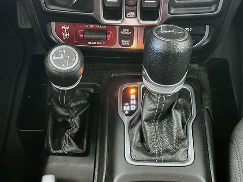 Used 2024 Jeep Gladiator Rubicon w/ Convenience Group AWD/4WD image 16