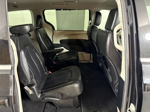 Used 2023 Chrysler Pacifica Touring-L FWD image 19