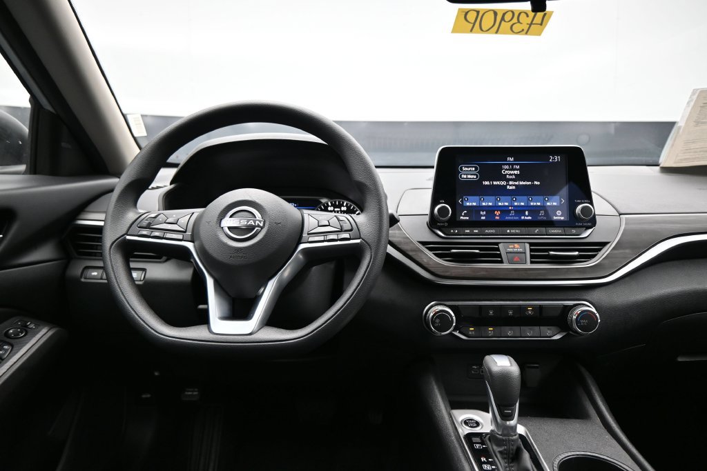 Used 2025 Nissan Altima 2.5 SV FWD image 14