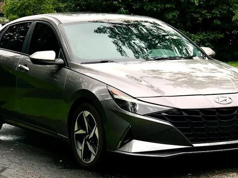 Used 2022 Hyundai Elantra SEL w/ Convenience + Premium Package FWD image 3