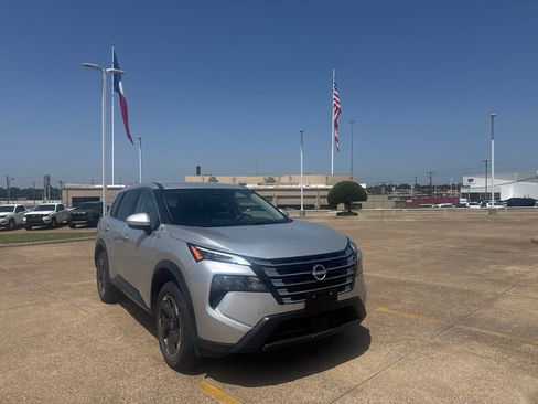 Certified 2025 Nissan Rogue SV FWD image 2