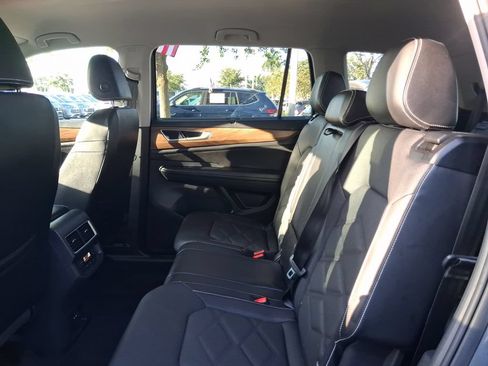 Used 2024 Volkswagen Atlas SE w/ Black Wheel Package FWD image 8