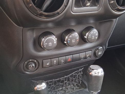 Used 2017 Jeep Wrangler Unlimited Sahara AWD/4WD image 16