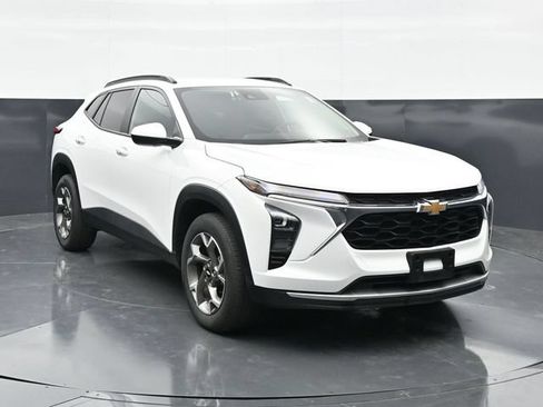 Used 2025 Chevrolet Trax LT w/ LT Convenience Package FWD image 4