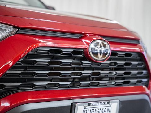 Used 2021 Toyota RAV4 LE image 7