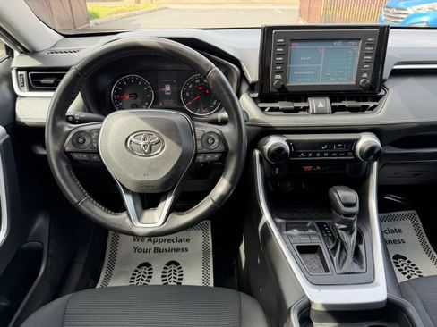 Used 2019 Toyota RAV4 LE FWD image 15