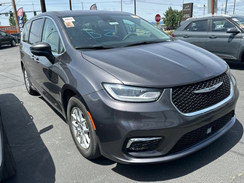 Used 2023 Chrysler Pacifica Touring-L FWD image 2