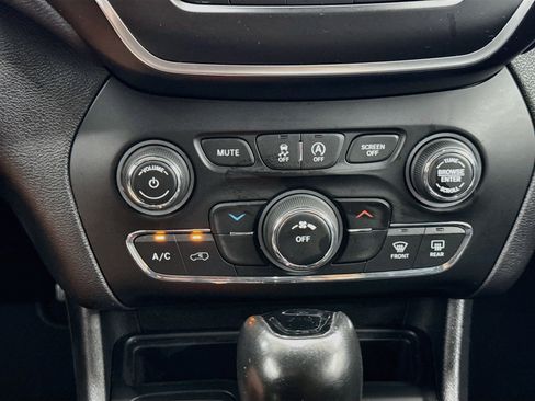 Used 2020 Jeep Cherokee Latitude Plus FWD image 24