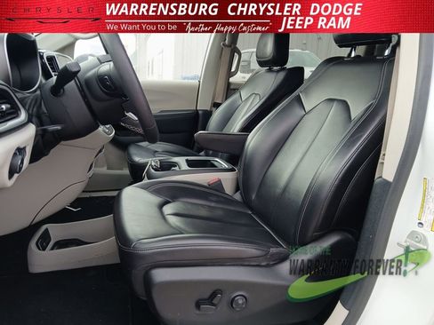 Used 2023 Chrysler Pacifica Touring-L image 13