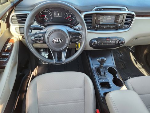 Used 2017 Kia Sorento LX image 24