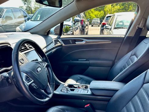 Used 2017 Ford Fusion SE w/ Fusion SE Technology Package FWD image 5