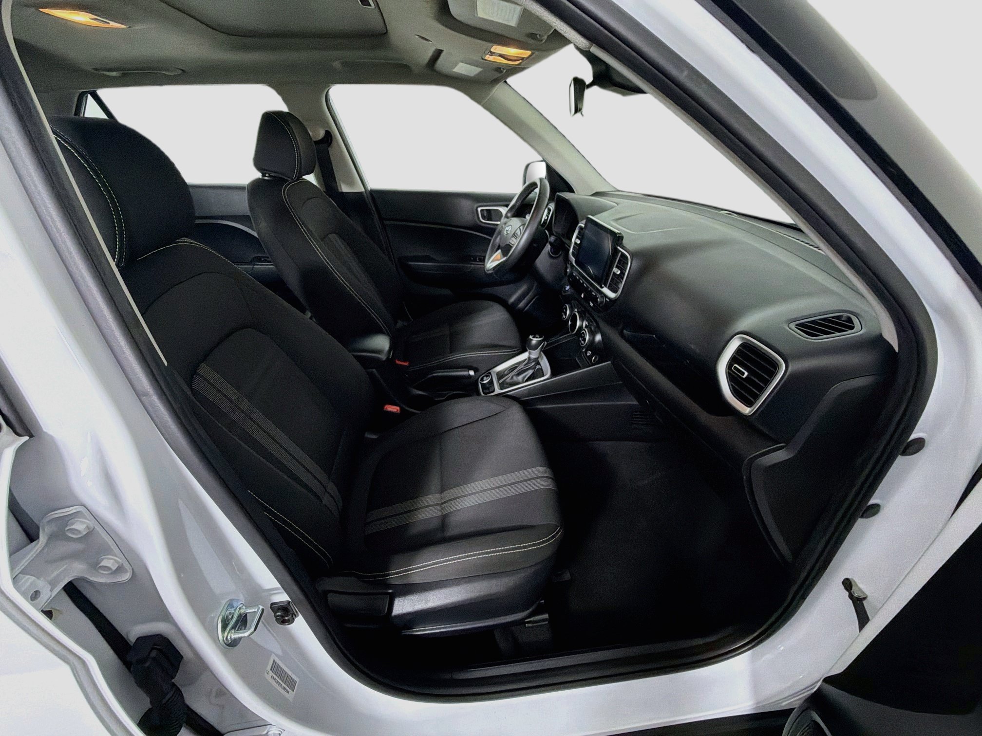 Used 2025 Hyundai Venue SEL FWD image 32
