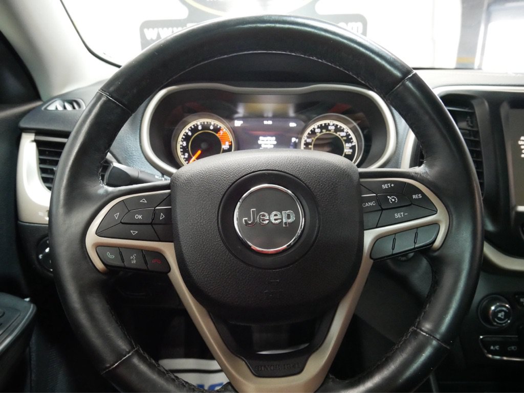 Used 2019 Jeep Cherokee Latitude Plus w/ Comfort/Convenience Group AWD/4WD image 47