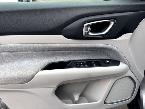 Certified 2024 Jeep Compass Latitude image 12