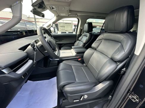 New 2025 Lincoln Navigator Reserve AWD/4WD image 11