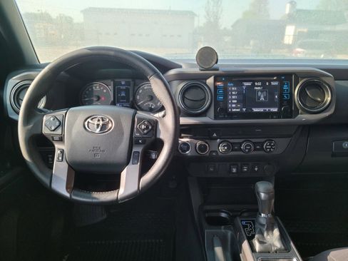 Used 2019 Toyota Tacoma TRD Sport AWD/4WD image 10