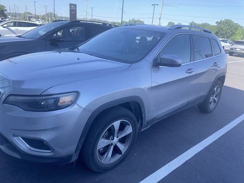 Used 2019 Jeep Cherokee Limited AWD/4WD image 2