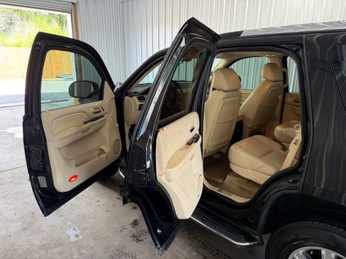 Used 2007 Cadillac Escalade AWD w/ Information Package image 7