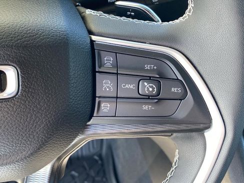 Used 2023 Jeep Grand Cherokee Altitude AWD/4WD image 16