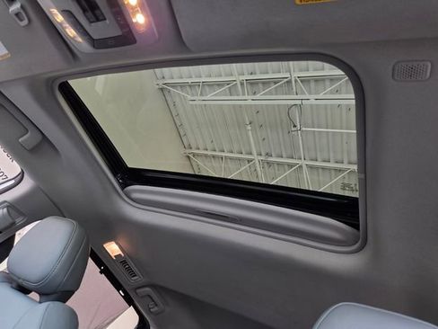 Used 2022 Toyota Sienna XLE FWD image 9