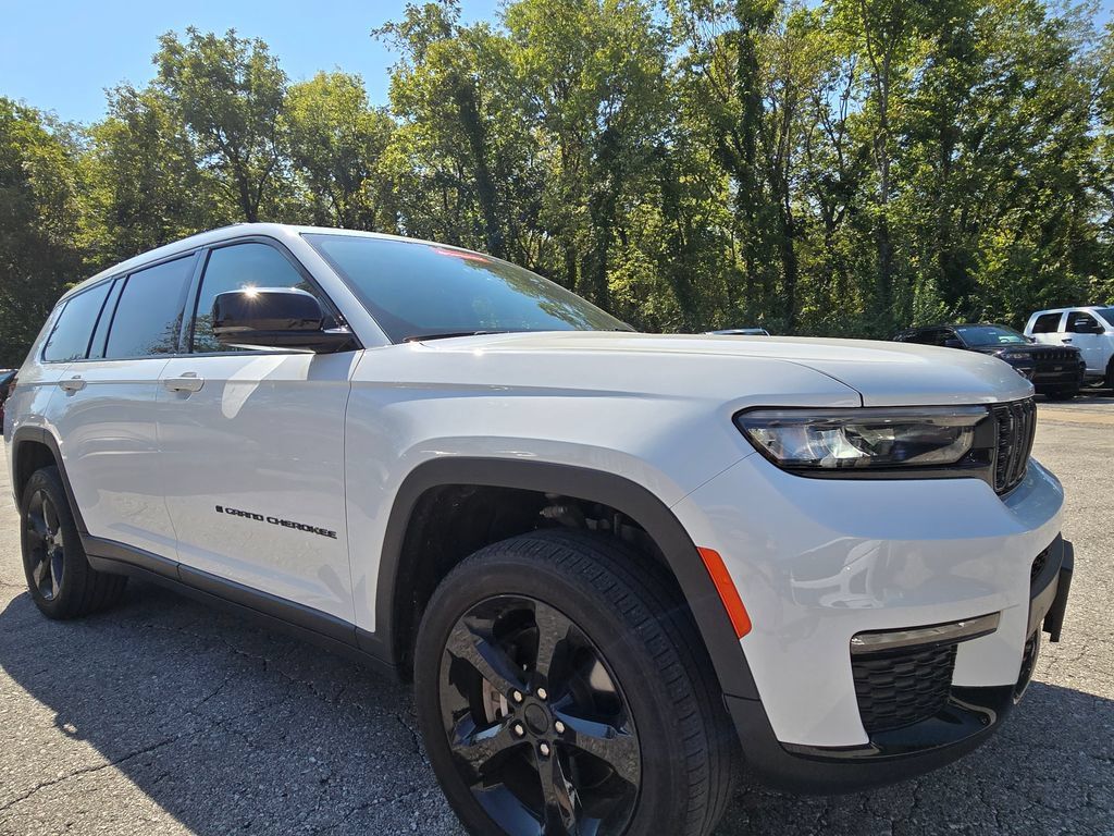 Used 2023 Jeep Grand Cherokee L Limited w/ Black Appearance Package AWD/4WD image 10