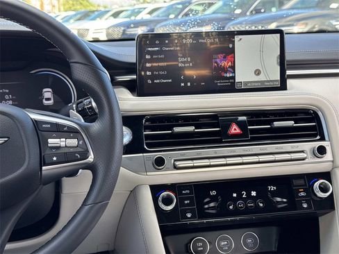 Used 2025 Genesis G70 2.5T image 7