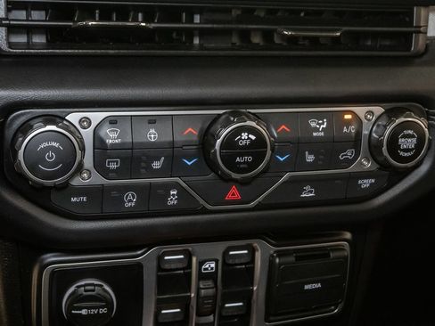 Used 2025 Jeep Wrangler Unlimited Sahara AWD/4WD image 18