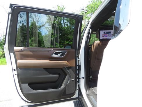 Used 2023 Chevrolet Suburban High Country w/ Premium Package 2 AWD/4WD image 21